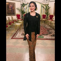 Penyanyi Sherina Munaf tampil mengenakan kebaya kutu baru hitam karya desainer Didiet Maulana saat hadir dalam Kirab Malam 1 Suro di Solo, Jawa Tengah. Sherina mengungkapkan dalam unggahan Instagramnya, dia memadukan kebaya dengan kain batik vintage motif Wahyu Tumurun dan subeng milik almarhumah eyangnya. Foto: Dok. Instagram