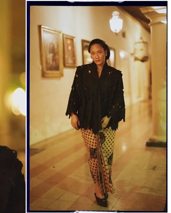 Aktris Tara Basro mengikuti Kirab Malam 1 Suro bersama suaminya. Tara tampil edgy dalam balutan kebaya kontemporer bergaya loose. Foto: Dok. Instagram