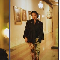 Aktris Tara Basro mengikuti Kirab Malam 1 Suro bersama suaminya. Tara tampil edgy dalam balutan kebaya kontemporer bergaya loose. Foto: Dok. Instagram