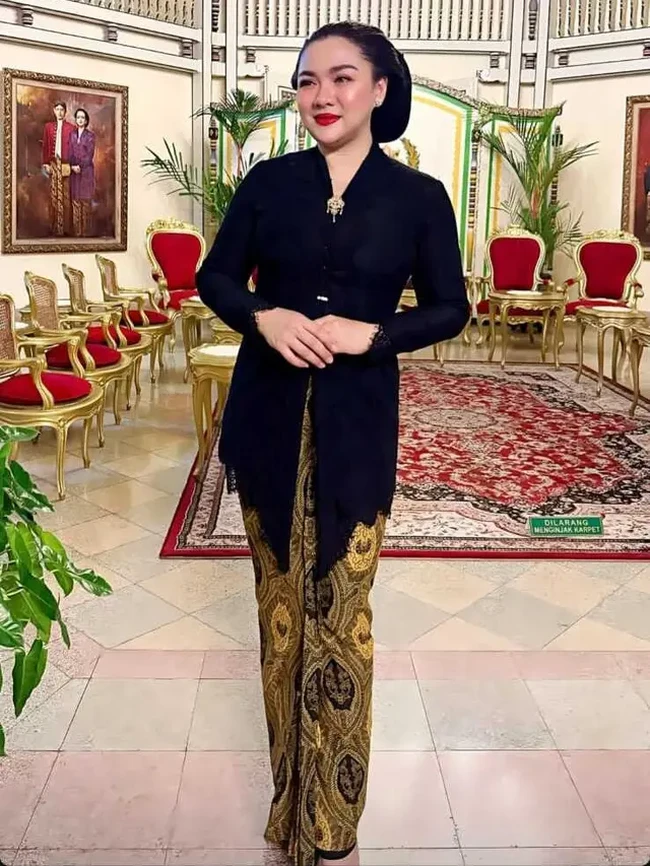 Vicky Shu juga memilih kebaya Kartini warna hitam saat mengikuti Kirab Malam 1 Suro di Solo. Foto: Dok. Instagram