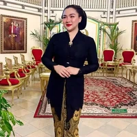 Vicky Shu juga memilih kebaya Kartini warna hitam saat mengikuti Kirab Malam 1 Suro di Solo. Foto: Dok. Instagram