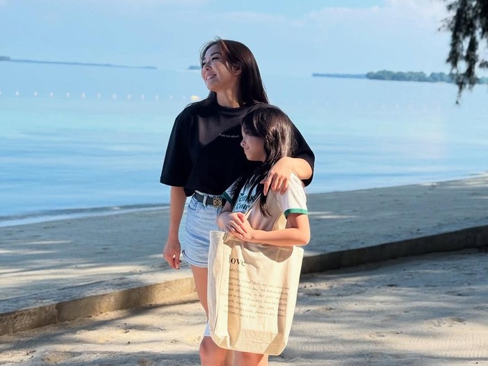 Gisella Anastasia bersama anak perempuannya, Gempi, dalam foto yang diunggah ke Instagram pribadi Gisel.