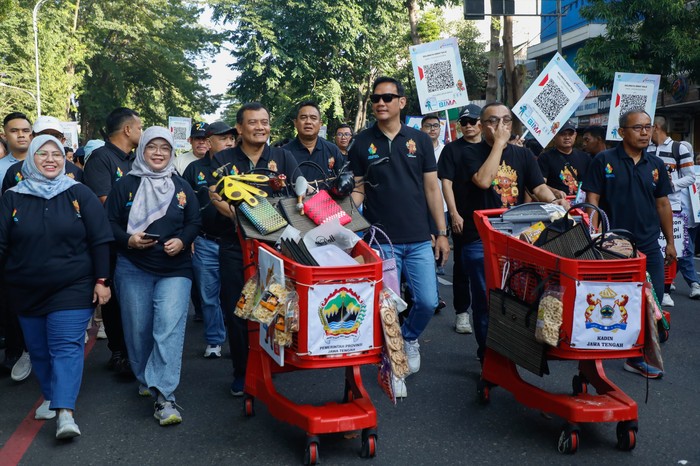 Gubernur Jawa Tengah Ahmad Luthfi memimpin kirab troli sebagai penanda dibukanya penyelenggaraan Soloraya Great Sale (SGS) 2025.