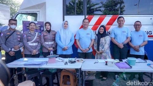 Gubernur NTB Lalu Muhamad Iqbal bersama Wagub NTB Indah Dhamayanti Putri meluncurkan program gebyar diskon pajak kendaraan di Teras Udayana, Mataram, Minggu (29/6/2025). (Foto: Ahmad Viqi/detikBali)
