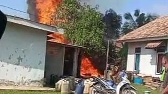 Gudang minyak di Talang Betutu Palembang terbakar.