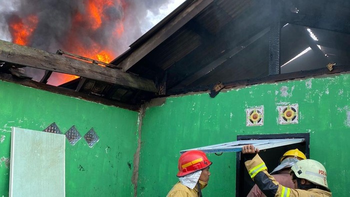 Gudang minyak di Talang Betutu Palembang terbakar,