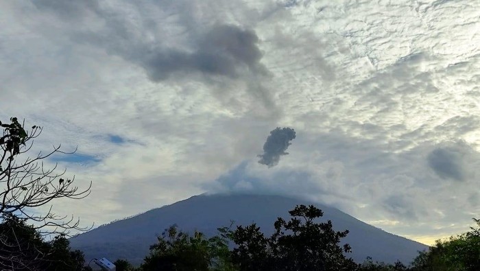 Gunung Ile Lewotolok di Kabupaten Lembata, Nusa Tenggara Timur (NTT), kembali meletus pada pukul 07:08 Wita, Minggu (29/6/2025). (Foto: PVMBG)