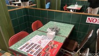 Perpaduan warna interiornya membuat restoran ini semakin menarik. Mereka menawarkan hidangan China komplet menggunakan resep tahun 1971. Pilihannya mulai dari olahan ayam, sapi, hingga mie. Foto: Detikcom / Atiqa Rana