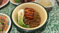 Seporsi mie Hong Kong disajikan dengan potongan ayam charsiu merah yang berbumbu lezat dan sayur pokcoy. Meskipun warna mienya cokelat pekat, tetapi rasanya cenderung gurih. Foto: Detikcom / Atiqa Rana