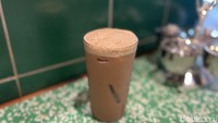 Sebagai penghilang dahaga, bisa pesan Es Teh Tarik. Sluurp! Rasanya cenderung manis, milky, tetapi  menyegarkan loh. Foto: Detikcom / Atiqa Rana
