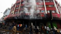 Asap mengepul dari bangunan yang dibakar selama demonstrasi untuk menandai ulang tahun pertama protes antipemerintah yang mematikan pada tahun 2024 yang menuai kecaman luas atas penggunaan kekerasan oleh badan keamanan, di pusat kota Nairobi, Kenya, 26 Juni 2025. Foto: REUTERS/Thomas Mukoya