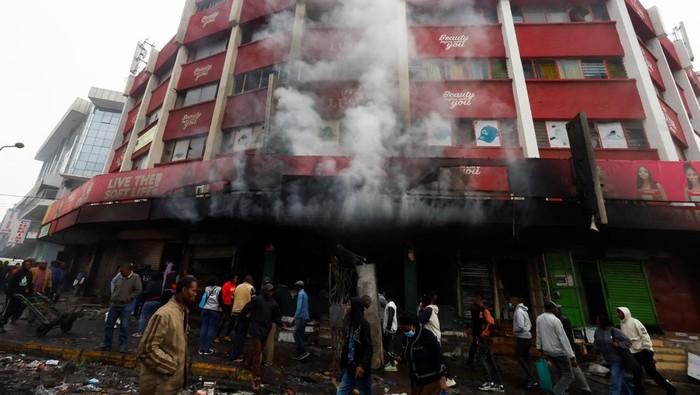 Smoke billows from Musa House that was torched during demonstrations to mark the first anniversary of the deadly 2024 anti-government protests that drew widespread condemnation over the use of force by security agencies, in downtown Nairobi, Kenya June 26, 2025. REUTERS/Thomas Mukoya