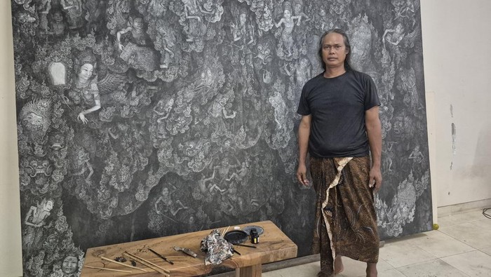 Ida Bagus Ketut Sena bersama lukisannya yang bercerita proses terbentuknya kehidupan