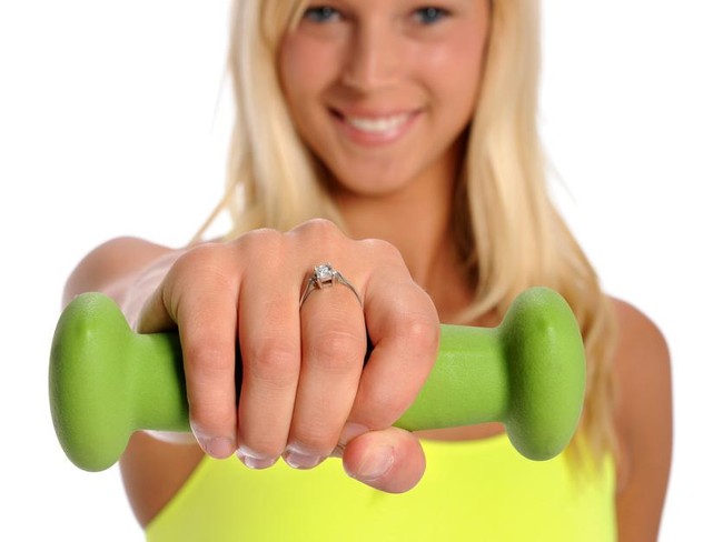 Ilustrasi wanita memakai cincin saat olahraga.