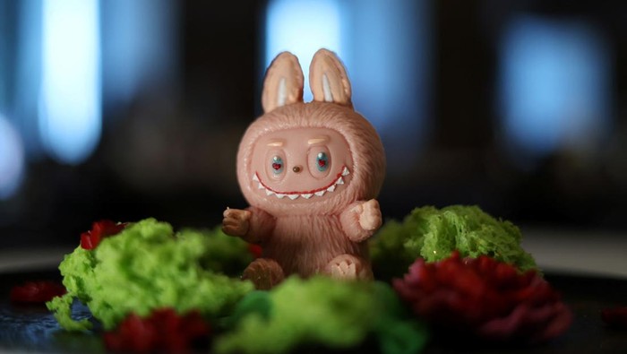 Kafe Moskow Sajikan Kue Labubu, Harganya Capai Rp 900 Ribu per Potong A dessert in the shape of the famous Labubu monster figurine from the Chinese toy company Pop Mart is served at a restaurant in Moscow, Russia June 27, 2025. REUTERS/Evgenia Novozhenina