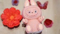 Makanan penutup berbentuk boneka monster Labubu yang terkenal dari perusahaan mainan China Pop Mart disajikan di sebuah restoran di Moskow, Rusia. Dilapisi cokelat putih dan diisi dengan mousse buah, camilan manis ini sangat populer di kalangan pengunjung. Foto: REUTERS/Evgenia Novozhenina