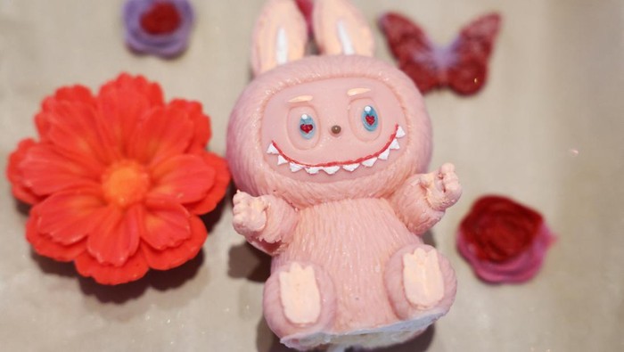 Kafe Moskow Sajikan Kue Labubu, Harganya Capai Rp 900 Ribu per Potong A dessert in the shape of the famous Labubu monster figurine from the Chinese toy company Pop Mart is served at a restaurant in Moscow, Russia June 27, 2025. REUTERS/Evgenia Novozhenina