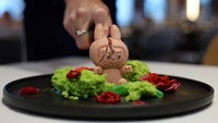 Pengunjung yang membeli kue tersebut akan mendapatkan bonus berupa replika mainan berkualitas tinggi secara gratis. Foto: REUTERS/Evgenia Novozhenina