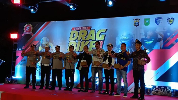 Kapolda Riau Irjen Herry Herywan menyampaikan drag bike menjadi ajang kompetisi sehat sekaligus mempersatukan para pemuda. Drag bike digelar di Pekanbaru, Minggu (29/6/2025).