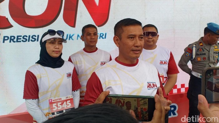 Kapolda Sulsel Irjen Rusdi Hartono saat menghadiri Bhayangkara Run 2025 Polres Pelabuhan Makassar.
