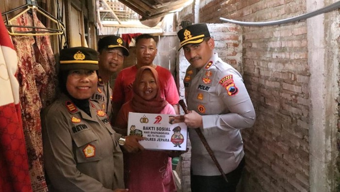 Kapolres Jepara AKBP Erick Budi Santoso menyerahkan bansos ke warga, Kamis (26/6/2025).