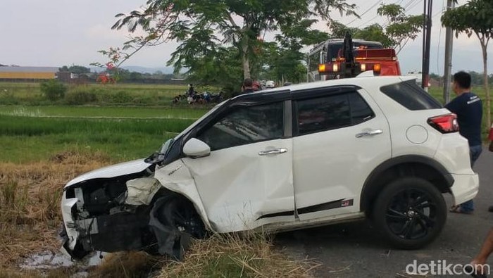 Mobil Raize menabrak pohon di jalan Klaten-Manjung, Desa Karanglo.