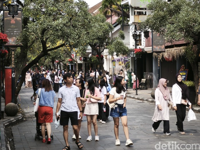 Keramaian di Jalan Braga di momen long weekend