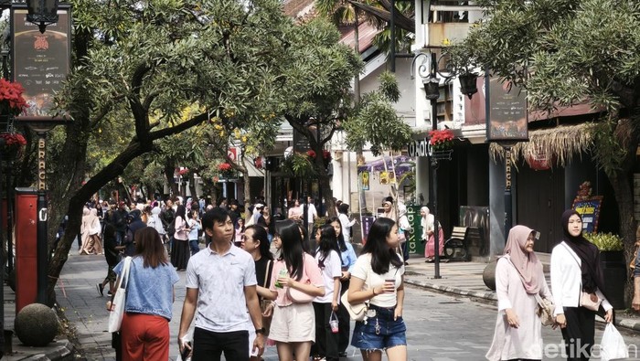 Keramaian di Jalan Braga di momen long weekend