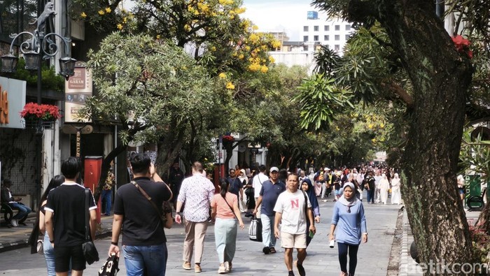 Keramaian di Jalan Braga di momen long weekend