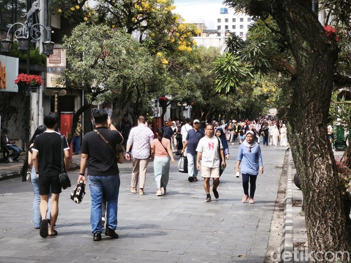 Keramaian di Jalan Braga di momen long weekend