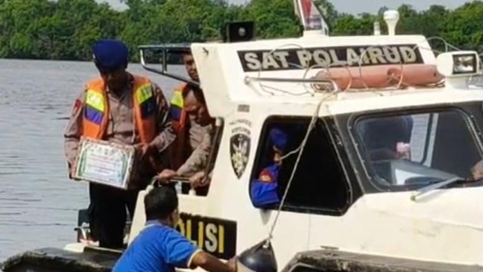 Klinik Apung Jalur Layani Kesehatan Para Nelayan di Pesisir Sungai Siak, Minggu (29/6/2025).
