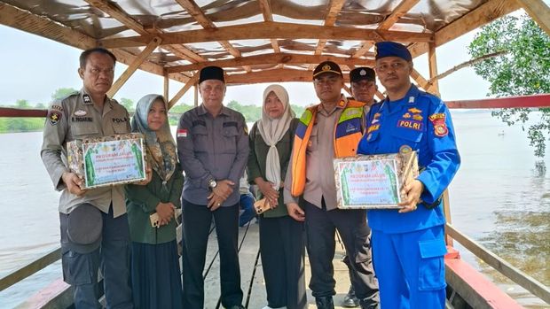 Klinik Apung 'Jalur' Layani Kesehatan Para Nelayan di Pesisir Sungai Siak, Minggu (29/6/2025).