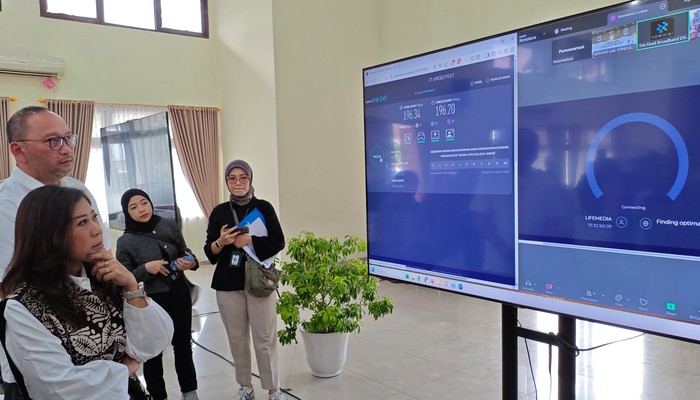 Kementerian Komunikasi dan Digital (Komdigi) memberikan dukungan koneksi internet cepat untuk Sekolah Rakyat. Langkah ini menindaklanjuti arahan Presiden Prabowo Subianto saat rapat terbatas bersama sejumlah Menteri Kabinet Merah Putih, Senin (23/6).