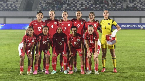Pesepak bola Timnas Putri Indonesia berfoto bersama sebelum bertanding melawan Timnas Putri Kirgistan pada pertandingan kualifikasi Piala Asia Wanita 2026 Grup D di Stadion Indomilk Arena, Kabupaten Tangerang, Banten, Minggu (29/6/2025). ANTARA FOTO/Galih Pradipta/rwa.