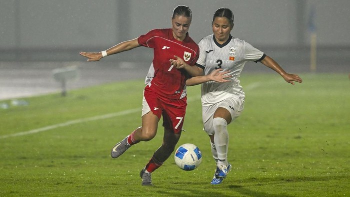 Pesepak bola Timnas Putri Indonesia Felicia Victoria De Zeeuw (kiri) berebut bola dengan pesepak bola Timnas Putri Kirgistan Nursuluu Murzakulova (kanan) saat pertandingan kualifikasi Piala Asia Wanita 2026 Grup D di Stadion Indomilk Arena, Kabupaten Tangerang, Banten, Minggu (29/6/2025). Timnas Putri Indonesia menang atas Timnas Putri Kirgistan dengan skor 1 - 0.ANTARA FOTO/Galih Pradipta/rwa.