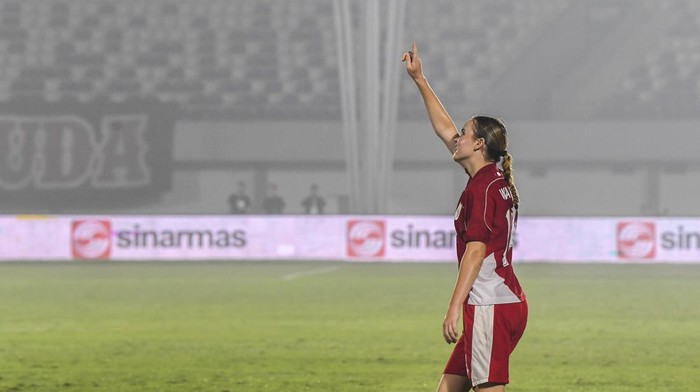 Pesepak bola Timnas Putri Indonesia Isa Guusje Warps melakukan selebrasi usai mencetak gol ke gawang Timnas Putri Kirgistan pada pertandingan kualifikasi Piala Asia Wanita 2026 Grup D di Stadion Indomilk Arena, Kabupaten Tangerang, Banten, Minggu (29/6/2025). Timnas Putri Indonesia menang atas Timnas Putri Kirgistan dengan skor 1 - 0.ANTARA FOTO/Galih Pradipta/rwa.