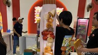 Ini dia tusukan frozen food yang detikFood ambil! Setelah frozen food disusun, pegawai akan membantu membakarnya terlebih dahulu. Bisa disajikan dengan saus mayones dan sambal supaya makin nikmat. Foto: Detikcom / Atiqa Rana