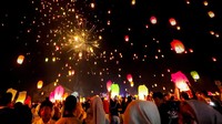 Penerbangan lampion tersebut merupakan agenda tahunan yang diselenggarakan Pemerintah Desa setempat dengan tujuan sebagai ungkapan rasa syukur atas hasil bumi yang melimpah. Foto: ANTARA FOTO/Muhammad Mada