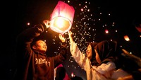 Sejumlah warga menerbangkan lampion saat Dworowati Lantern Festival di Pujon, Malang, Jawa Timur, Sabtu (28/6/2025). Foto: ANTARA FOTO/Muhammad Mada