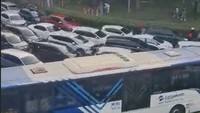 Yang lebih gong lagi, keluar parkiran PRJ pun harus antre berjam-jam. Hal ini karena pengunjung yang membludak. Foto: TikTok _wjap_
