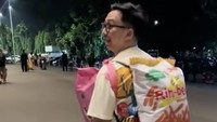 Salah satu daya tarik terbesar ke PRJ 2025 adalah berburu makanan kemasan jumbo. Kemasannya menarik seperti tas hingga kantong-kantong plastik besar. Foto: TikTok mpw99_