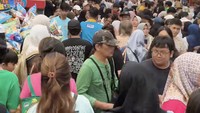 Kepadatan salah satunya dipicu oleh pengunjung yang antusias menghampiri booth demi booth kuliner. Kemudian di tiap booth juga sudah terlihat antrean mengular! Foto: TikTok althario366