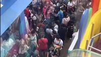 Bagian lautan manusia! Netizen ini membagikan potret pengunjung PRJ pada Jumat, 27 Juni 2025. Area kuliner terlihat menjadi yang paling digemari karena ada banyak promo menarik ditawarkan. Foto: TikTok spillrenna
