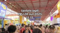 Parahnya lagi, kemarin kawasan Kemayoran diguyur hujan deras. Alhasil pengunjung PRJ pada Sabtu (28/6) sekitar pukul 3 sore bergegas memenuhi area-area selasar untuk berteduh. Foto: TikTok vincentiastepfanie