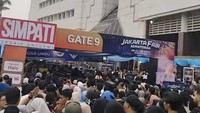 Unggahan netizen kemarin, Sabtu (28/6) juga menunjukkan padatnya pengunjung di pintu masuk 9. Tampak para pengunjung rela antre dan berdiri lama untuk masuk ke dalam PRJ. Foto: TikTok rumahnala.id