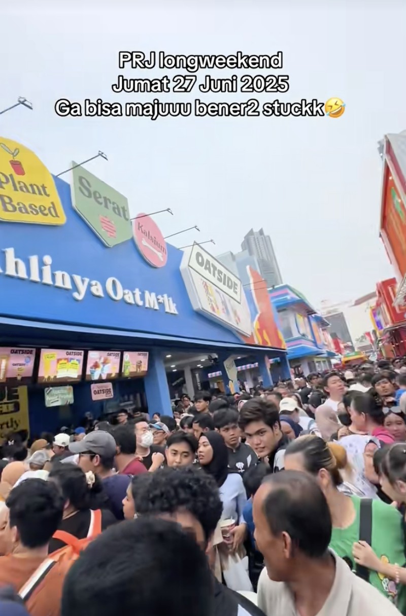 Lautan Manusia di PRJ 2025 Saat Long Weekend, Area Kuliner Tak Bisa Gerak!