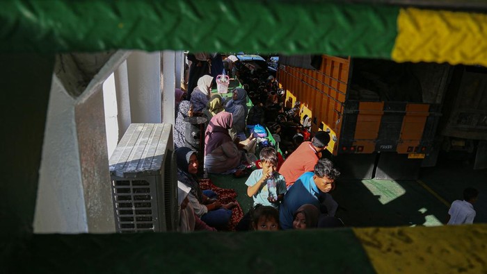 Foto udara kapal ferry roro BRR tujuan Pulau Weh, Sabang dipadati penumpang di Pelabuhan Ulee Lheu, Banda Aceh, Aceh, Sabtu (28/6/2025). Menurut data UPTD Penyelenggaraan Pelabuhan Penyeberangan Wilayah 1 Aceh Kemenhub, jumlah penumpang penyeberangan Banda Aceh-Sabang mulai terjadi lonjakan sejak (27/6) sebanyak 4.200 penumpang per hari, atau meningkat dibanding hari biasanya yang hanya 2.000 penumpang per hari baik pengguna kapal ferry roro maupun kapal express bahari, dan lonjakan ini diprediksikan akan berlanjut hingga libur sekolah berakhir pada 15 Juli mendatang. ANTARA FOTO/Khalis Surry/YU