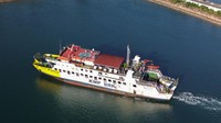 Foto udara kapal ferry roro BRR tujuan Pulau Weh, Sabang dipadati penumpang. Menurut data UPTD Penyelenggaraan Pelabuhan Penyeberangan Wilayah 1 Aceh Kemenhub, jumlah penumpang penyeberangan Banda Aceh-Sabang mulai terjadi lonjakan sejak (27/6) sebanyak 4.200 penumpang per hari, atau meningkat dibanding hari biasanya yang hanya 2.000 penumpang per hari. Foto: ANTARA FOTO/Khalis Surry