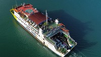 Foto udara kapal ferry roro BRR tujuan Pulau Weh, Sabang dipadati penumpang di Pelabuhan Ulee Lheu, Banda Aceh, Aceh, Sabtu (28/6/2025). Foto: ANTARA FOTO/Khalis Surry