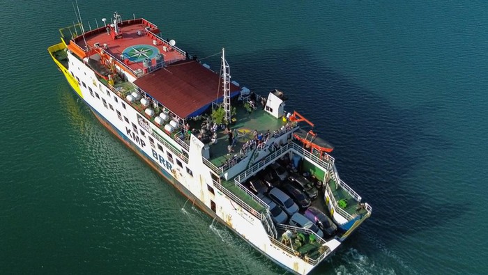 Foto udara kapal ferry roro BRR tujuan Pulau Weh, Sabang dipadati penumpang di Pelabuhan Ulee Lheu, Banda Aceh, Aceh, Sabtu (28/6/2025). Menurut data UPTD Penyelenggaraan Pelabuhan Penyeberangan Wilayah 1 Aceh Kemenhub, jumlah penumpang penyeberangan Banda Aceh-Sabang mulai terjadi lonjakan sejak (27/6) sebanyak 4.200 penumpang per hari, atau meningkat dibanding hari biasanya yang hanya 2.000 penumpang per hari baik pengguna kapal ferry roro maupun kapal express bahari, dan lonjakan ini diprediksikan akan berlanjut hingga libur sekolah berakhir pada 15 Juli mendatang. ANTARA FOTO/Khalis Surry/YU